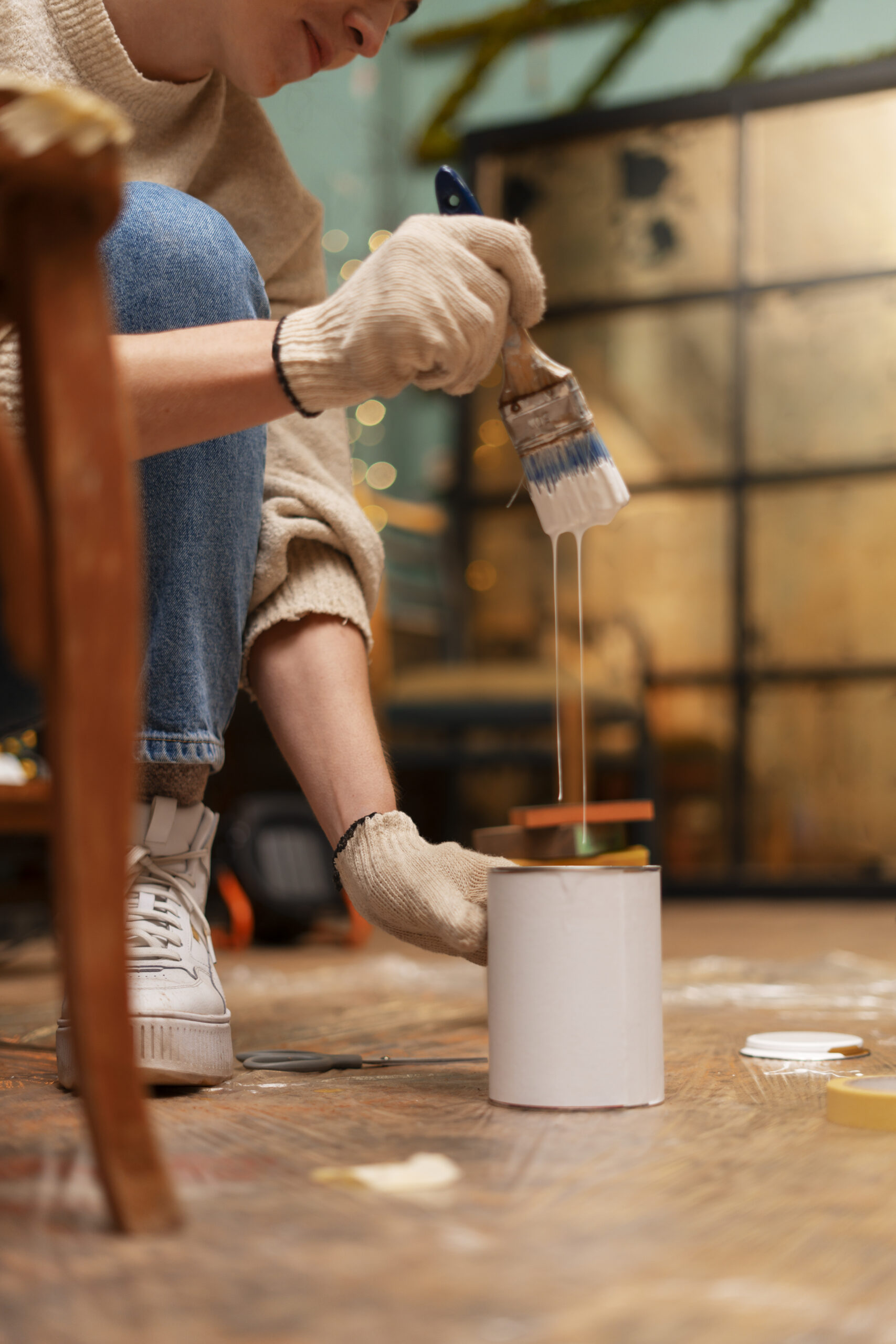 vue-laterale-femme-restaurant-meubles-bois entreprise de peinture